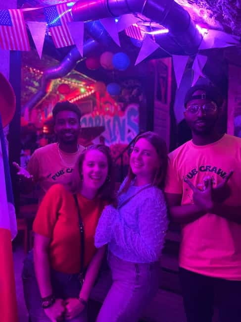 Pub Crawl Paris: Drink, Laugh, Meet the World - The guides and the mood of the group