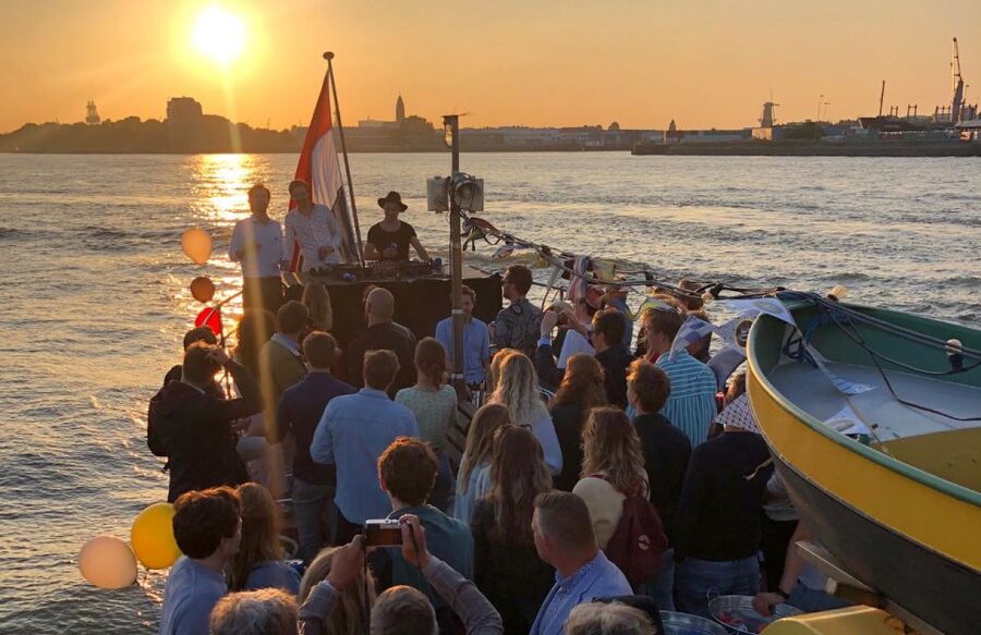 Rotterdam: Pub Cruise with Drinks and Bites - Six drinks and a plate of Dutch bites