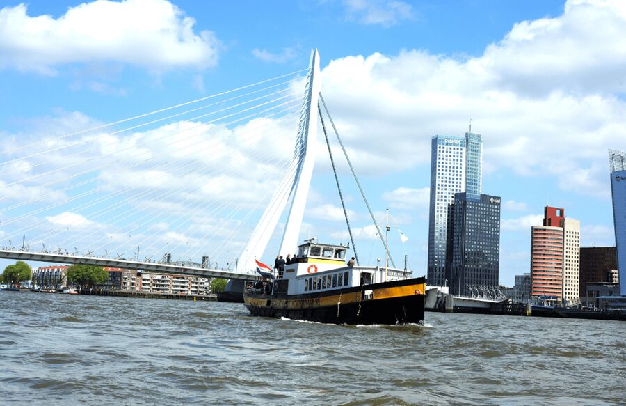 Rotterdam: Pub Cruise with Drinks and Bites - Music, room to move, and the right mood