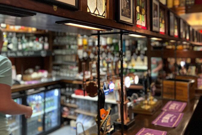 Royal Historic Pubs Walking Guided Tour in London - A small group changes the afternoon