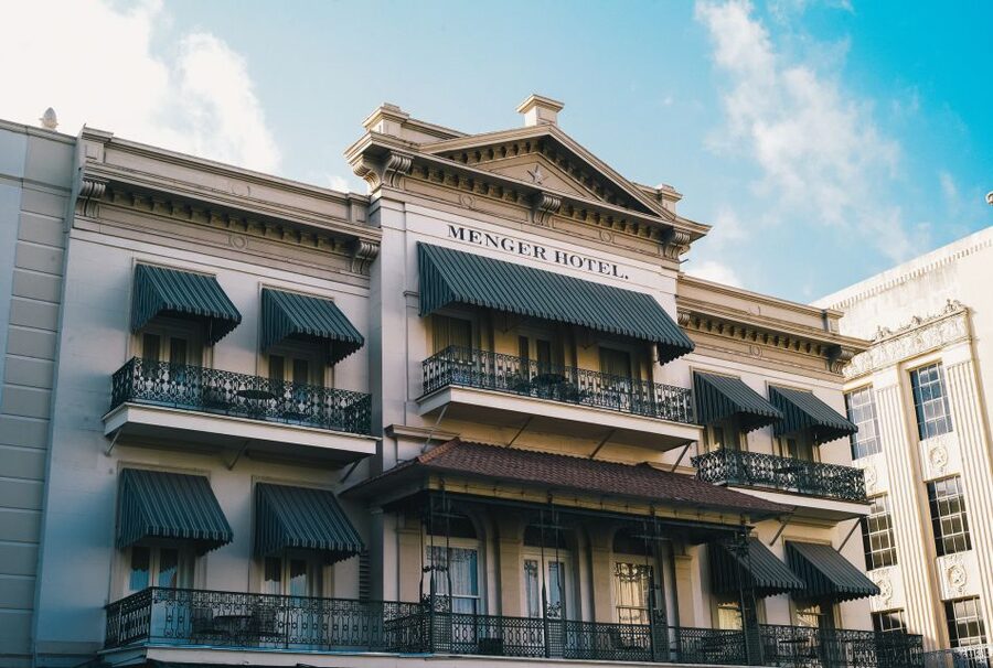 San Antonio: Guided Haunted Pub Crawl - Meeting outside the Hipolito Federal Building