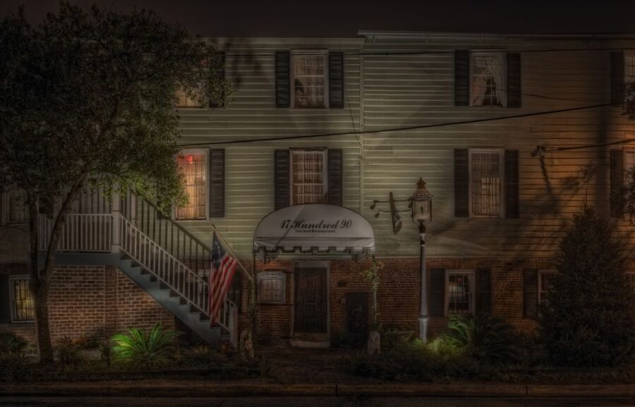 Savannah: Haunted Pub Crawl - Walking the squares and haunted landmarks