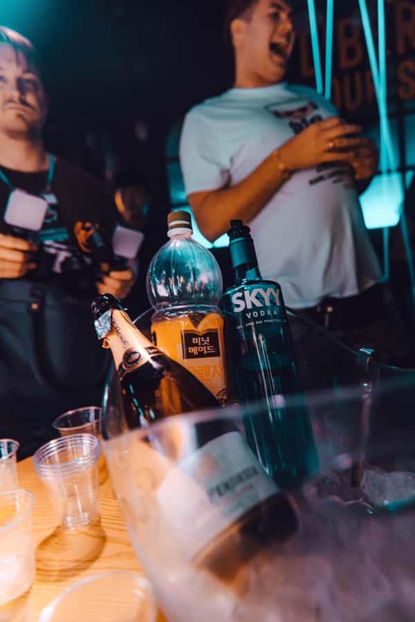 Seoul: Premium Pub Crawl with Open Bottles - How the evening unfolds from meeting point to final club