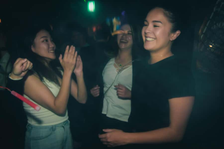 Seoul: Premium Pub Crawl with Open Bottles - Drinks, tables, and what is really included
