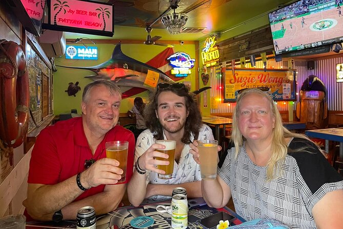 Sips & Secrets of Hawaii Pub Crawl - Stop one: Suzie Wongs and the appeal of a place you might miss