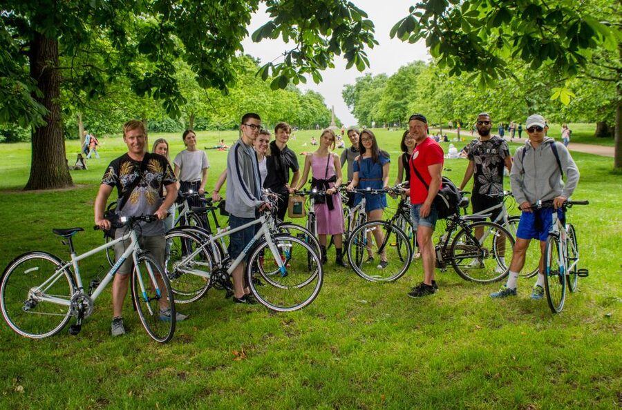 The London "Big Six" and a Pub. 5.5 hour tour - Kensington Gardens, Hyde Park, and the royal opening