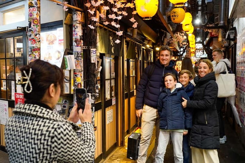 Tokyo: Shinjuku Golden Gai Bar Hopping Night Tour - Walking through Kabukicho after dark
