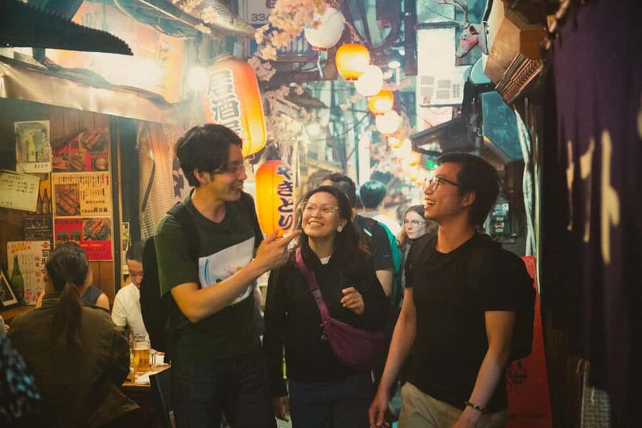 Tokyo: Shinjuku Izakaya and Golden Gai Bar Hopping Tour (2h) - Kabukicho after dark