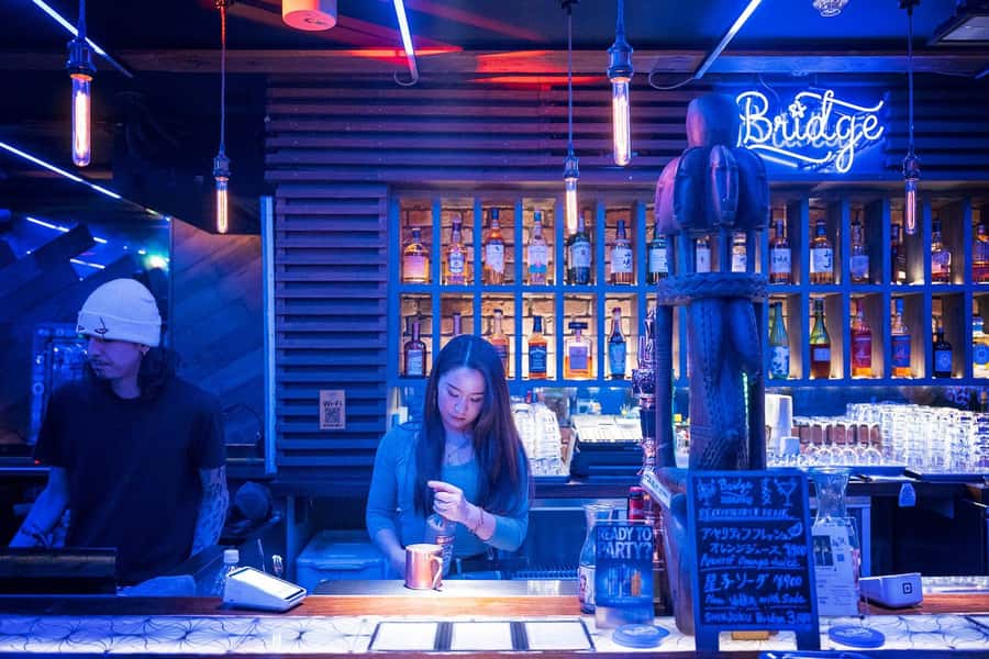 Tokyo:Shinjuku Ni-chome LGBTQ+ Bar Hopping Tour with Guide - What the guide adds to the night