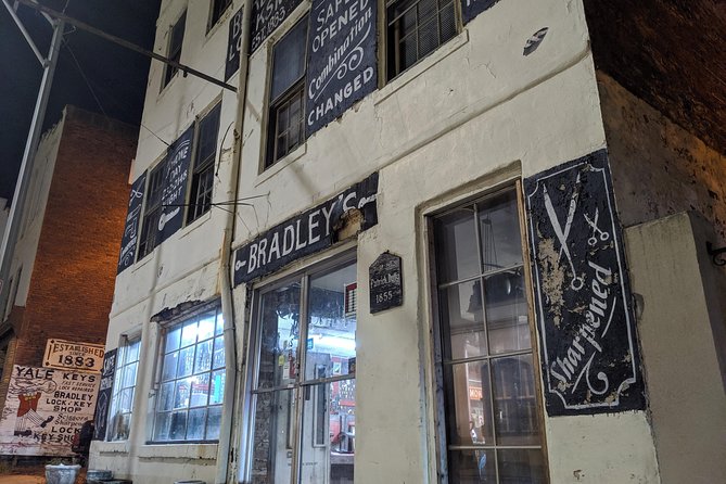 True Crime Pub Crawl - the Original Savannah Murder Tour - Walking through Oglethorpe Square and Savannah’s old streets