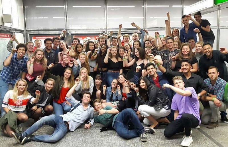 Vienna: Guided Pub Crawl with Club Entry - Magazine Bar or Stehachterl for a change of pace