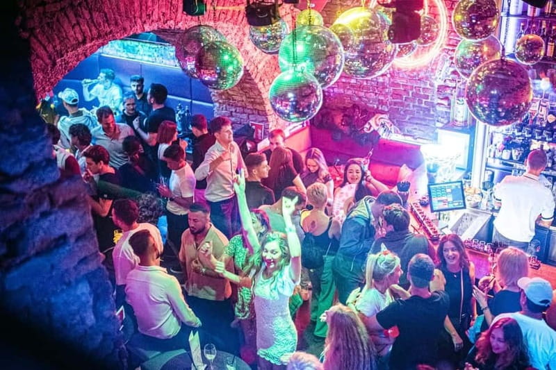 Vienna: Guided Pub Crawl with Club Entry - Pickwick’s and the first round of introductions