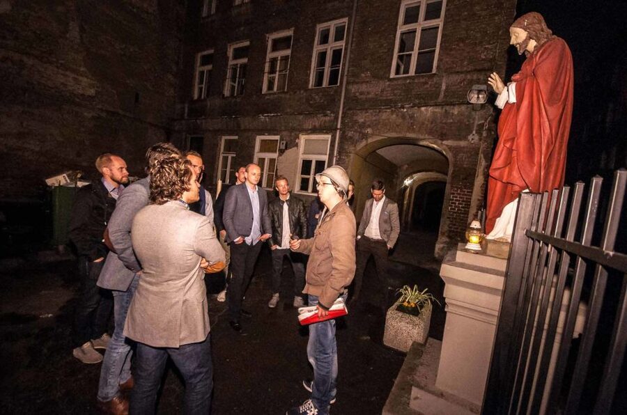 Warsaw: Evening History and Pubs Tour by Retro Minibus - Grzybowski Square and the first look at modern Warsaw