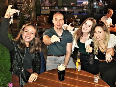 Zurich: Pub Crawl Nightlife Tour with Shots and Snacks